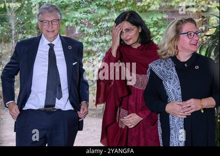 Veranstaltung von Save the Children Deutschland und der Impfallianz Gavi zum Thema Impfgerechtigkeit und gleiche Startchancen am 14.10.2024 à Berlin. Foto v.l. : Bill Gates, Gruender der Bill & Melinda Gates Foundation Sania Nishtar, Sonderassistentin fuer Armutsbekaempfung und soziale Sicherheit des premiers ministres von Pakistan Bundesentwicklungsministerin Svenja Schulze SPD Teilnehmer der Veranstaltung Die Veranstaltung fand im Rahmen der Fachkonferenz World Health Summit Cafim am Neuen Voir état. USAGE ÉDITORIAL EXCLUSIF *** événement organisé par Save the Children Allemagne et Gavi Vaccine All Banque D'Images