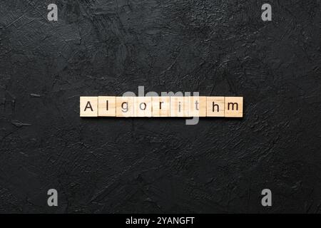 Mot algorithme écrit sur bloc de bois. Texte de l'algorithme sur table, concept. Banque D'Images