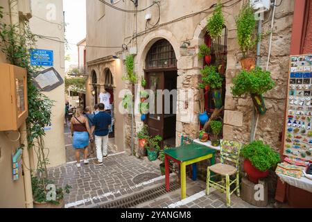 Vieille ville de Chania Crète, vue des gens marchant devant des boutiques colorées dans une rue étroite dans la vieille ville vénitienne pittoresque de Chania, Crète, Grèce. Banque D'Images