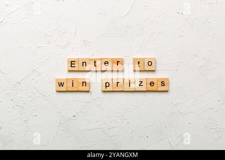 Participez pour gagner des prix écrits sur un bloc de bois. Inscrivez-vous pour gagner le texte des prix sur la table de ciment pour votre concept de Desing, vue du dessus. Banque D'Images