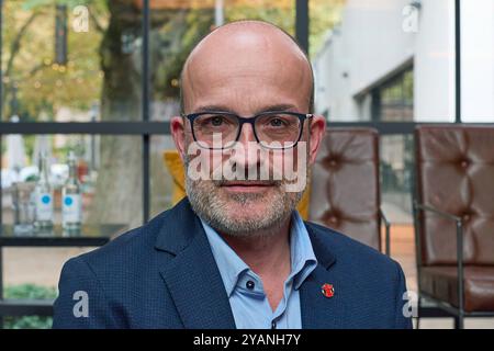 Veranstaltung von Save the Children Deutschland und der Impfallianz Gavi zum Thema Impfgerechtigkeit und gleiche Startchancen am 14.10.2024 à Berlin. Foto : Florian Westphal, Geschaeftsfuehrer und Vorstandsvorsitzender von Save the Children Deutschland Die Veranstaltung fand im Rahmen der Fachkonferenz Sommet mondial de la santé im Cafe am Neuen Voir état. USAGE ÉDITORIAL EXCLUSIF *** Evénement organisé par Save the Children Allemagne et l'alliance de vaccination Gavi sur le thème de l'équité vaccinale et de l'égalité des chances de départ le 14 10 2024 à Berlin photo Florian Westphal, Directeur général et Président Banque D'Images