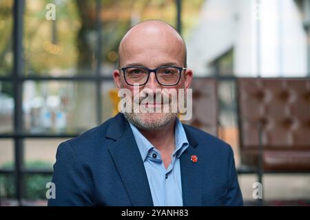 Veranstaltung von Save the Children Deutschland und der Impfallianz Gavi zum Thema Impfgerechtigkeit und gleiche Startchancen am 14.10.2024 à Berlin. Foto : Florian Westphal, Geschaeftsfuehrer und Vorstandsvorsitzender von Save the Children Deutschland Die Veranstaltung fand im Rahmen der Fachkonferenz Sommet mondial de la santé im Cafe am Neuen Voir état. USAGE ÉDITORIAL EXCLUSIF *** Evénement organisé par Save the Children Allemagne et l'alliance de vaccination Gavi sur le thème de l'équité vaccinale et de l'égalité des chances de départ le 14 10 2024 à Berlin photo Florian Westphal, Directeur général et Président Banque D'Images