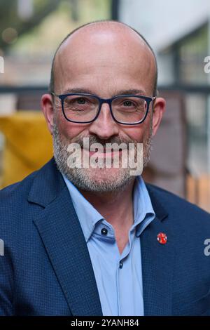 Veranstaltung von Save the Children Deutschland und der Impfallianz Gavi zum Thema Impfgerechtigkeit und gleiche Startchancen am 14.10.2024 à Berlin. Foto : Florian Westphal, Geschaeftsfuehrer und Vorstandsvorsitzender von Save the Children Deutschland Die Veranstaltung fand im Rahmen der Fachkonferenz Sommet mondial de la santé im Cafe am Neuen Voir état. USAGE ÉDITORIAL EXCLUSIF *** Evénement organisé par Save the Children Allemagne et l'alliance de vaccination Gavi sur le thème de l'équité vaccinale et de l'égalité des chances de départ le 14 10 2024 à Berlin photo Florian Westphal, Directeur général et Président Banque D'Images