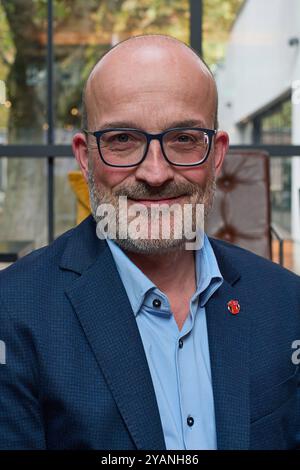 Veranstaltung von Save the Children Deutschland und der Impfallianz Gavi zum Thema Impfgerechtigkeit und gleiche Startchancen am 14.10.2024 à Berlin. Foto : Florian Westphal, Geschaeftsfuehrer und Vorstandsvorsitzender von Save the Children Deutschland Die Veranstaltung fand im Rahmen der Fachkonferenz Sommet mondial de la santé im Cafe am Neuen Voir état. USAGE ÉDITORIAL EXCLUSIF *** Evénement organisé par Save the Children Allemagne et l'alliance de vaccination Gavi sur le thème de l'équité vaccinale et de l'égalité des chances de départ le 14 10 2024 à Berlin photo Florian Westphal, Directeur général et Président Banque D'Images