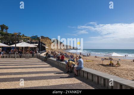 Lagos, Algarve, Portugal - 18 octobre 2023 : plage de Praia de Porto de MOS, terrasse pavée en bord de mer et restaurant dans une station balnéaire au bord de l'océan Atlantique. Banque D'Images