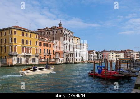 Venise, Italie - 20 mars 2024 - le Grand canal avec les gratte-ciel de Cannaregio et le bateau-taxi. Banque D'Images