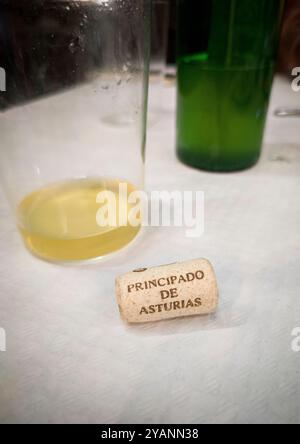 Verres et bouteilles sidra asturiens traditionnels. Bouchon de liège en gros plan Banque D'Images