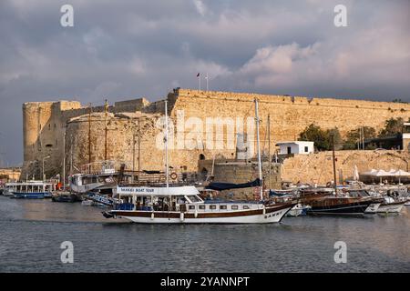 Vue du château de Kyrenia au crépuscule dans le nord de chypre Banque D'Images