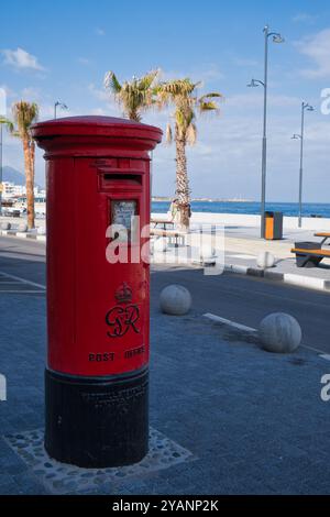 Boîte postale rouge du roi George VI à Kyrenia, Chypre du Nord Banque D'Images