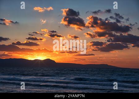 Coucher de soleil depuis le front de mer près d'Argaka, Chypre Banque D'Images