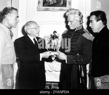 Producteur HENRY WILCOXON superviseur le producteur exécutif CECIL B. DeMille CHARLTON HESTON (en costume de général Andrew Jackson) et le réalisateur ANTHONY QUINN sur le plateau CANDID lors du tournage de LA musique de LA BUCCANEER 1958 le réalisateur ANTHONY QUINN Elmer Bernstein Paramount Pictures Banque D'Images