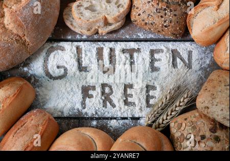 pains sans gluten, mot sans gluten écrit et petits pains sur fond gris Banque D'Images