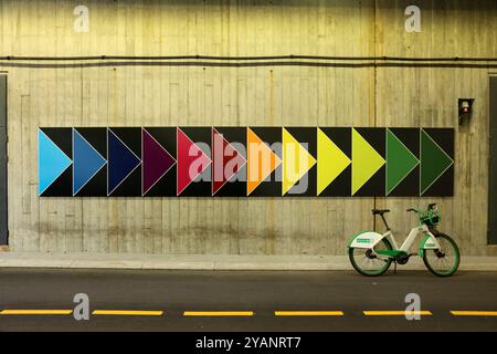 Bergen vélo de ville dans le tunnel cyclable de Fyllingsdalen de 3 km de long, Bergen, Norvège, le plus long tunnel cycliste / piéton construit à cet effet au monde. Banque D'Images