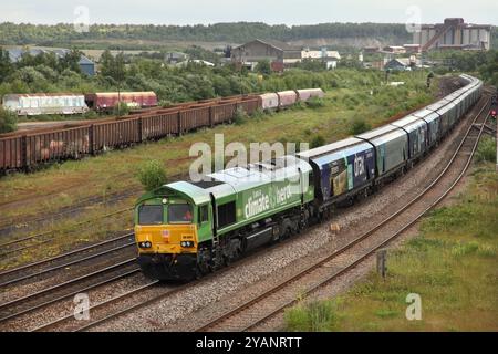 La classe 66 loco 66004, alimentée à l'huile végétale hydrogénée, transporte le 4H62 Immingham jusqu'au service biomasse de la centrale électrique de Drax via Scunthorpe le 14/6/24. Banque D'Images