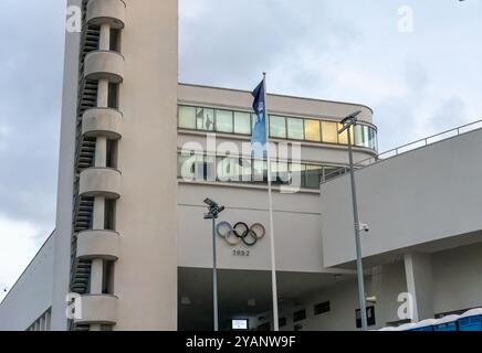 Les anneaux olympiques à l'extérieur du stade olympique d'Helsinki, Finlande Banque D'Images