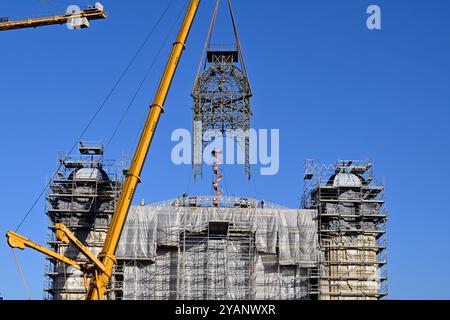 Les ouvriers à l'aide de grues ramènent la tour de l'horloge sur le toit du palais industriel reconstruit sur le parc des expositions de Prague, le 15 octobre 2024. La structure de la tour était en mauvais état et ne pouvait pas être réparée à son emplacement d'origine. Le Palais industriel brûle en 2008. Le coût de la reconstruction devrait être d'environ 2,64 milliards de couronnes tchèques et devrait être achevé en 2024. Les travaux seront réalisés par le consortium Company for the Industrial Palace dirigé par Metrostav. Des difficultés à long terme ont accompagné les efforts d'achèvement. (CTK photo/Katerina Sulova) Banque D'Images