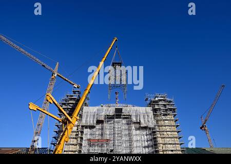 Les ouvriers à l'aide de grues ramènent la tour de l'horloge sur le toit du palais industriel reconstruit sur le parc des expositions de Prague, le 15 octobre 2024. La structure de la tour était en mauvais état et ne pouvait pas être réparée à son emplacement d'origine. Le Palais industriel brûle en 2008. Le coût de la reconstruction devrait être d'environ 2,64 milliards de couronnes tchèques et devrait être achevé en 2024. Les travaux seront réalisés par le consortium Company for the Industrial Palace dirigé par Metrostav. Des difficultés à long terme ont accompagné les efforts d'achèvement. (CTK photo/Katerina Sulova) Banque D'Images
