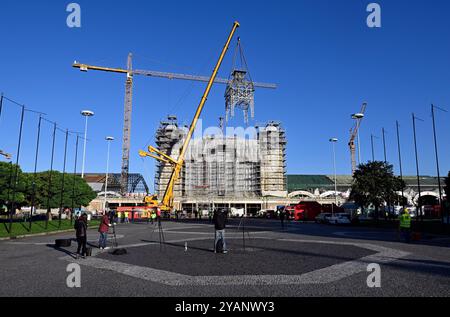 Les ouvriers à l'aide de grues ramènent la tour de l'horloge sur le toit du palais industriel reconstruit sur le parc des expositions de Prague, le 15 octobre 2024. La structure de la tour était en mauvais état et ne pouvait pas être réparée à son emplacement d'origine. Le Palais industriel brûle en 2008. Le coût de la reconstruction devrait être d'environ 2,64 milliards de couronnes tchèques et devrait être achevé en 2024. Les travaux seront réalisés par le consortium Company for the Industrial Palace dirigé par Metrostav. Des difficultés à long terme ont accompagné les efforts d'achèvement. (CTK photo/Katerina Sulova) Banque D'Images
