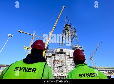 Les ouvriers à l'aide de grues ramènent la tour de l'horloge sur le toit du palais industriel reconstruit sur le parc des expositions de Prague, le 15 octobre 2024. La structure de la tour était en mauvais état et ne pouvait pas être réparée à son emplacement d'origine. Le Palais industriel brûle en 2008. Le coût de la reconstruction devrait être d'environ 2,64 milliards de couronnes tchèques et devrait être achevé en 2024. Les travaux seront réalisés par le consortium Company for the Industrial Palace dirigé par Metrostav. Des difficultés à long terme ont accompagné les efforts d'achèvement. (CTK photo/Katerina Sulova) Banque D'Images