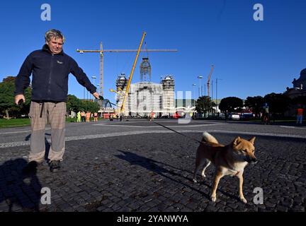 Les ouvriers à l'aide de grues ramènent la tour de l'horloge sur le toit du palais industriel reconstruit sur le parc des expositions de Prague, le 15 octobre 2024. La structure de la tour était en mauvais état et ne pouvait pas être réparée à son emplacement d'origine. Le Palais industriel brûle en 2008. Le coût de la reconstruction devrait être d'environ 2,64 milliards de couronnes tchèques et devrait être achevé en 2024. Les travaux seront réalisés par le consortium Company for the Industrial Palace dirigé par Metrostav. Des difficultés à long terme ont accompagné les efforts d'achèvement. (CTK photo/Katerina Sulova) Banque D'Images