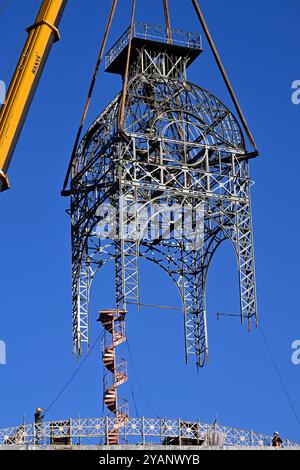 Les ouvriers à l'aide de grues ramènent la tour de l'horloge sur le toit du palais industriel reconstruit sur le parc des expositions de Prague, le 15 octobre 2024. La structure de la tour était en mauvais état et ne pouvait pas être réparée à son emplacement d'origine. Le Palais industriel brûle en 2008. Le coût de la reconstruction devrait être d'environ 2,64 milliards de couronnes tchèques et devrait être achevé en 2024. Les travaux seront réalisés par le consortium Company for the Industrial Palace dirigé par Metrostav. Des difficultés à long terme ont accompagné les efforts d'achèvement. (CTK photo/Katerina Sulova) Banque D'Images