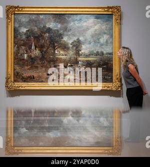 The National Gallery, Londres, Royaume-Uni. 15 octobre 2024. L'exposition Discover Constable and the Hay Wain (17 Oct 24-2 Feb 25) met l'accent sur le chef-d'œuvre de John Constable, The Hay Wain (1821). Image : L'exposition présente également une étude préparatoire à grande échelle pour le Hay Wain, créée par Constable vers 1821 comme un «croquis» de travail, non destiné à être exposé (collection V&A). Crédit : Malcolm Park/Alamy Banque D'Images