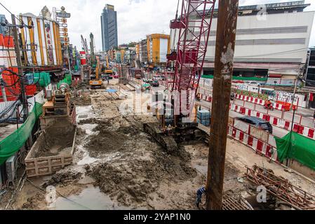 Bangkok, Thaïlande. 15 octobre 2024. Un chantier de construction vu sur la route Taksin dans le district de thon Buri, Bangkok. Crédit : SOPA images Limited/Alamy Live News Banque D'Images