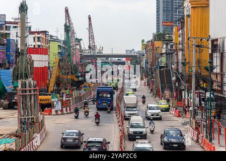Bangkok, Thaïlande. 15 octobre 2024. Les véhicules circulent sur la route à côté du chantier de construction sur la route Taksin dans le district de thon Buri, Bangkok. (Photo de Peerapon Boonyakiat/SOPA images/SIPA USA) crédit : SIPA USA/Alamy Live News Banque D'Images