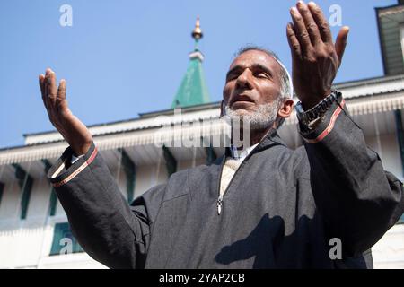 Cachemire, Srinagar. Srinagar, Jammu-et-Cachemire, Inde. 15 octobre 2024. Un homme musulman cachemiri dévot prie pour des bénédictions au sanctuaire du saint vénéré, Hazrat Sheikh Syed Abdul Qadir Jeelani, populairement connu sous le nom de Peer Dastageer, pendant les Urs annuels à Srinagar. Dastgeer Sahib est un sanctuaire de 200 ans au Cachemire associé au cheikh Syed Abdul Qadir Jeelani. Il abrite une relique, le Mouia PÄk (une mèche de ses cheveux), qui aurait été apportée au Cachemire par un marchand de Kandahari en 1806. Crédit : ZUMA Press, Inc/Alamy Live News Banque D'Images