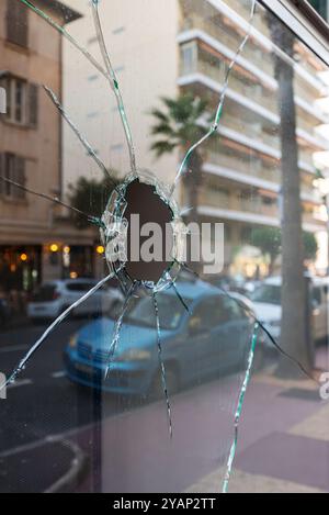 Verre brisé dans un magasin dans la rue. Concept de vandalisme et de vol. Banque D'Images