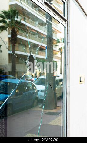 Verre brisé dans un magasin dans la rue. Concept de vandalisme et de vol. Banque D'Images