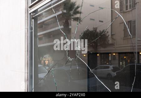 Verre brisé dans un magasin dans la rue. Concept de vandalisme et de vol. Banque D'Images