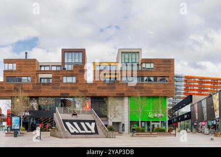 Almere, pays-Bas - 17 septembre 2024 : Centre commercial néerlandais avec appartements sur le dessus à Almere, pays-Bas Banque D'Images