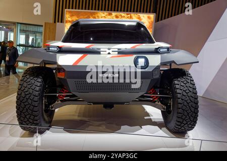 Paris, France. 14 octobre 2024. Mondial de l'Auto - Paris Motorshow 2024 journée presse. Le buggy Dacia Sandrider prêt pour Dakar 2025 est dévoilé lors de la 90ème édition du mondial de l’automobile de Paris, qui se tient du 15 au 20 octobre 2024 au Parc des expositions de Paris Expo, France. Crédit : Bernard Menigault/Alamy Live News Banque D'Images