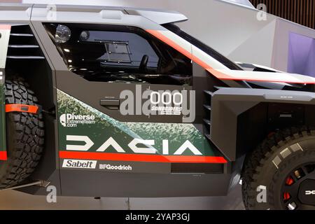 Paris, France. 14 octobre 2024. Mondial de l'Auto - Paris Motorshow 2024 journée presse. Le buggy Dacia Sandrider prêt pour Dakar 2025 est dévoilé lors de la 90ème édition du mondial de l’automobile de Paris, qui se tient du 15 au 20 octobre 2024 au Parc des expositions de Paris Expo, France. Crédit : Bernard Menigault/Alamy Live News Banque D'Images
