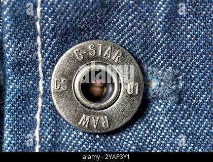 Détail gros plan de la veste de Jean avec bouton de la marque G-Star Raw Banque D'Images