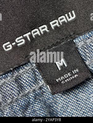 Étiquette de vêtements en tissu G-Star Raw fabriquée en Chine sur la veste de Jean en gros plan Banque D'Images