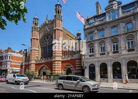Londres - 05 28 2022 : vue de l'église de la Sainte Trinité et Sloane St. Banque D'Images