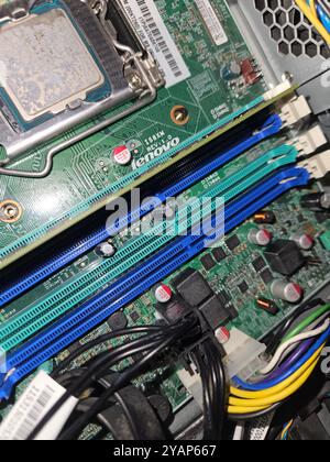 Macro gros plan des composants et des puces sur la carte de circuit imprimé du PC Banque D'Images