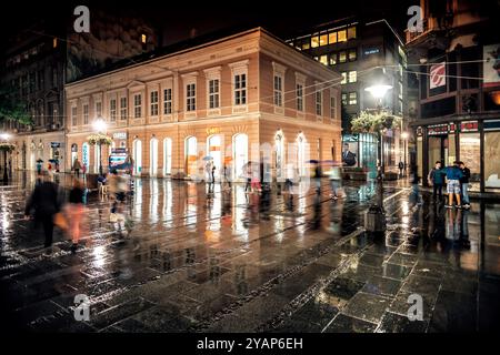 Belgrade, Serbie - 25 septembre 2015 : touristes et habitants marchent la nuit dans une rue éclairée humide, à Belgrade, Serbie Banque D'Images