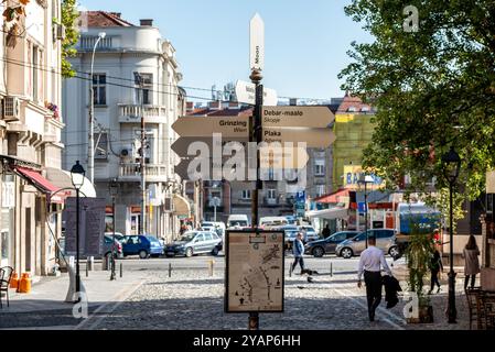 Belgrade, Serbie - 26 septembre 2019 : promenade touristique dans la rue Skadarlija avec panneau directionnel Banque D'Images