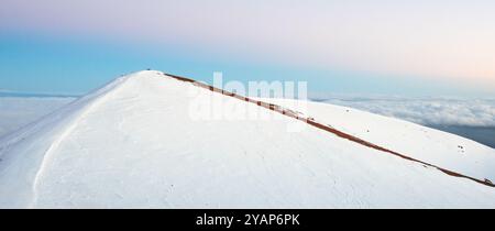 Le sommet sacré du Mauna Kea, le plus grand volcan bouclier du monde, et la plus haute montagne du monde, si mesuré à partir de sa base. Hawaii Banque D'Images