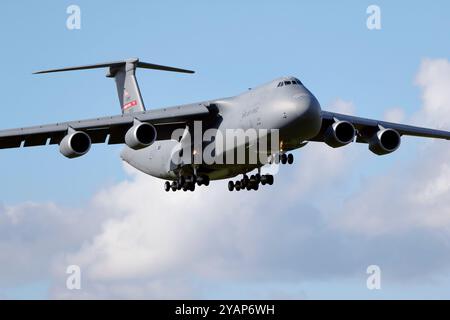 87-0027 Lockheed C-5M Super Galaxy, 439th Airlift Wing, United States Air Force arrivée à la RAF Mildenhall dans le Suffolk, Royaume-Uni. Banque D'Images
