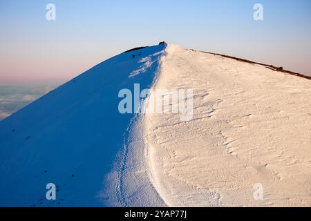 Le sommet sacré du Mauna Kea, le plus grand volcan bouclier du monde, et la plus haute montagne du monde, si mesuré à partir de sa base. Hawaii Banque D'Images