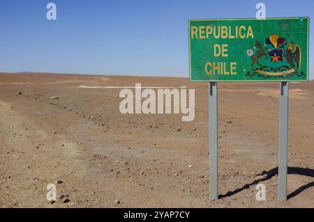 Un panneau frontalier indiquant la République du Chili se dresse bien en vue dans le vaste paysage désertique Banque D'Images