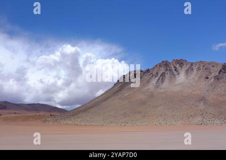 Un paysage de montagne volcan magnifique et à couper le souffle sous un ciel bleu clair avec des nuages blancs pelucheux en Bolivie Banque D'Images