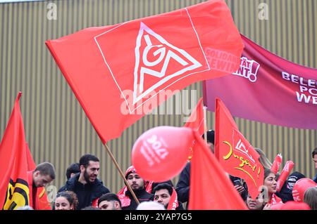 Ludwigsburg, Allemagne. 15 octobre 2024. Les travailleurs manifestent le deuxième jour de négociations dans le cycle salarial pour l'industrie métallurgique et électrique avec des banderoles exigeant une augmentation de salaire de 7 pour cent. Crédit : Bernd Weißbrod/dpa/Alamy Live News Banque D'Images