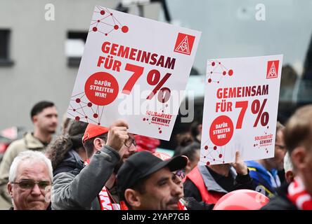 Ludwigsburg, Allemagne. 15 octobre 2024. Les travailleurs manifestent le deuxième jour de négociations dans le cycle salarial pour l'industrie métallurgique et électrique avec des banderoles exigeant une augmentation de salaire de 7 pour cent. Crédit : Bernd Weißbrod/dpa/Alamy Live News Banque D'Images