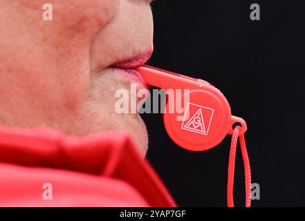 Ludwigsburg, Allemagne. 15 octobre 2024. Le logo IG Metall peut être vu sur un sifflet lors d'une manifestation le deuxième jour des négociations pour une augmentation de salaire de 7 pour cent dans l'industrie métallurgique et électrique. Crédit : Bernd Weißbrod/dpa/Alamy Live News Banque D'Images