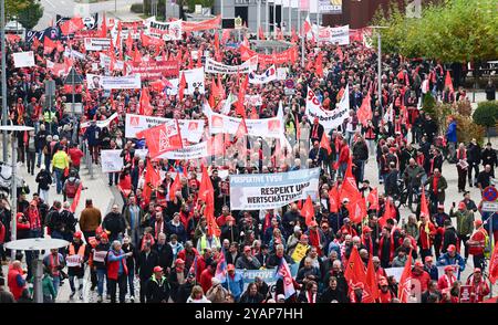 Ludwigsburg, Allemagne. 15 octobre 2024. Les travailleurs manifestent le deuxième jour de négociations dans le cycle salarial pour l'industrie métallurgique et électrique avec des banderoles exigeant une augmentation de salaire de 7 pour cent. Crédit : Bernd Weißbrod/dpa/Alamy Live News Banque D'Images